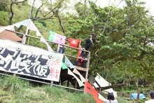 自分たちのTシャツを取り付ける佐保明梨。