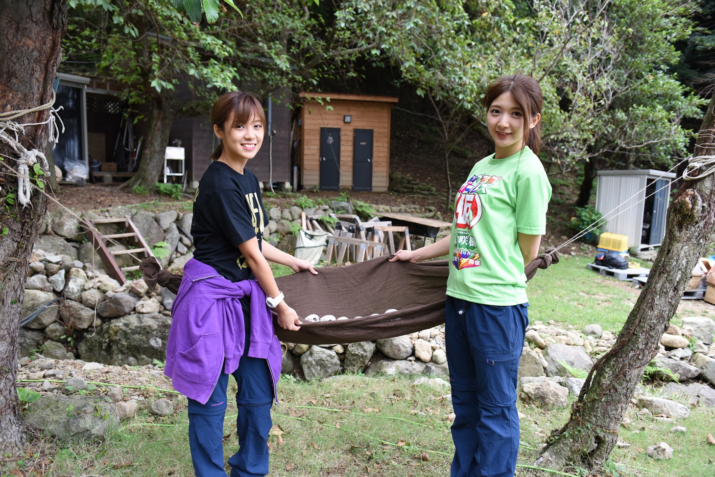 ハンモックを設置する佐藤綾乃、森咲樹。