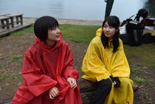 カッパを着る新井愛瞳、佐保明梨。