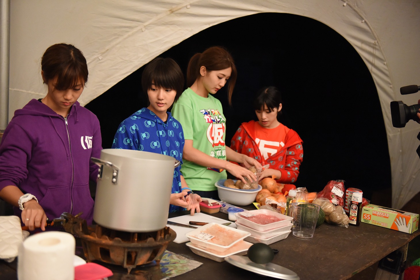 カレーを作るアップアップガールズ（仮）。