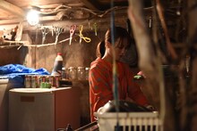 洗い物をする関根梓。