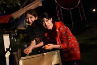 洗い物をする森咲樹、仙石みなみ。