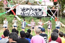 ファンを前にウェルカムトークを行うアップアップガールズ（仮）。