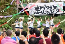 アップアップガールズ（仮）によるライブの様子。