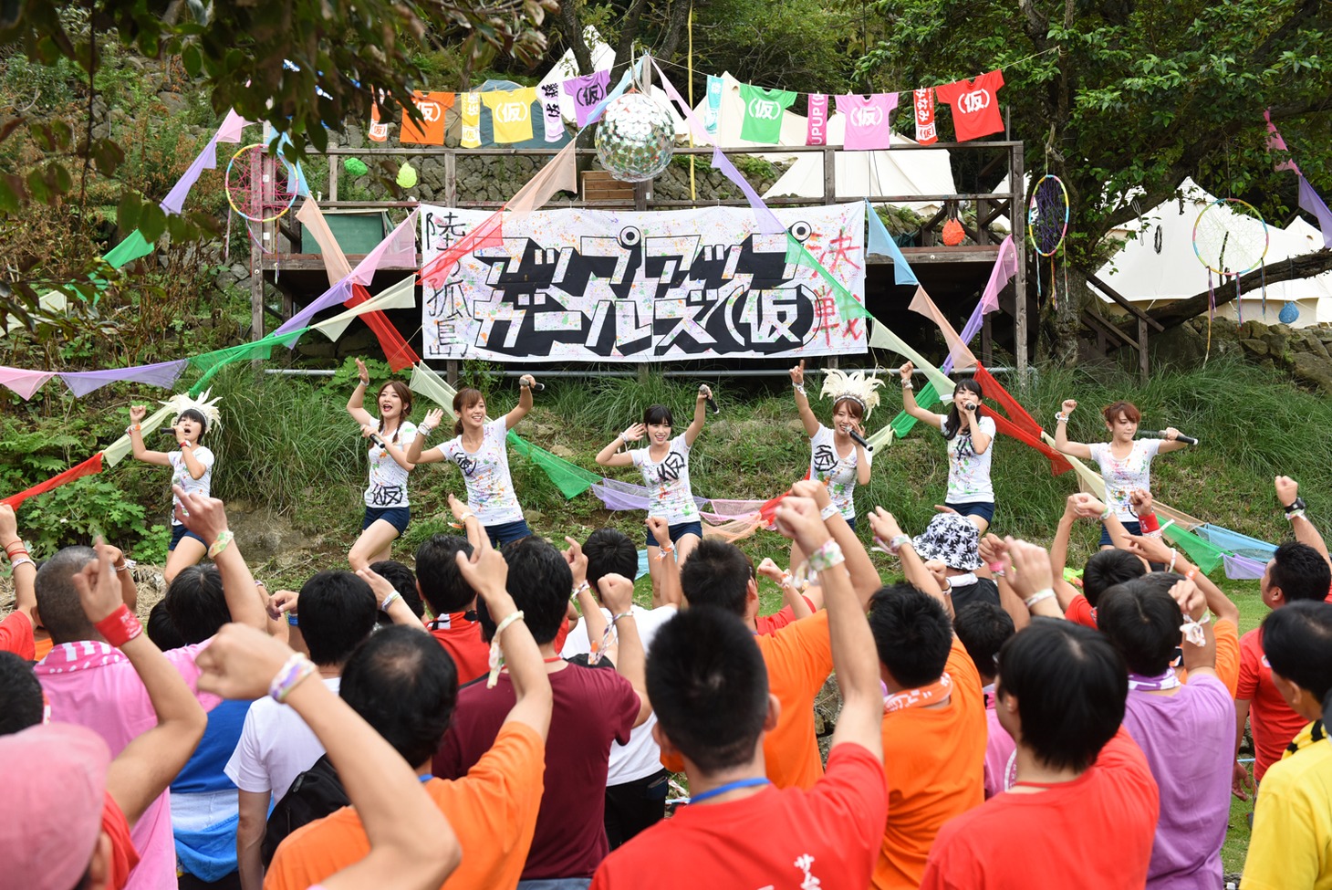 アップアップガールズ（仮）によるライブの様子。
