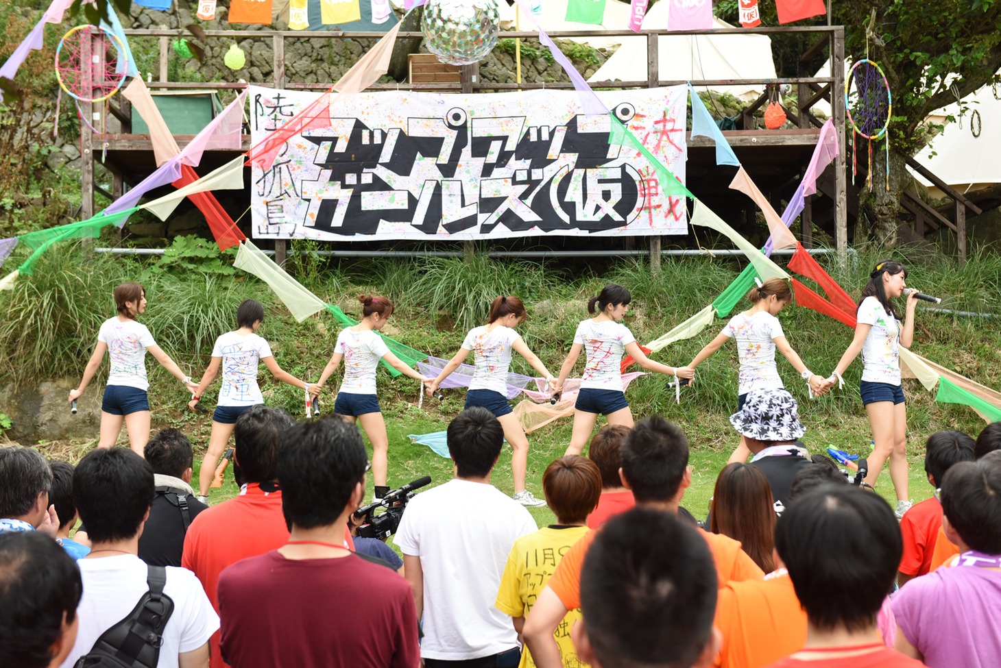 アップアップガールズ（仮）によるライブの様子。