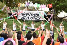 アップアップガールズ（仮）によるライブの様子。