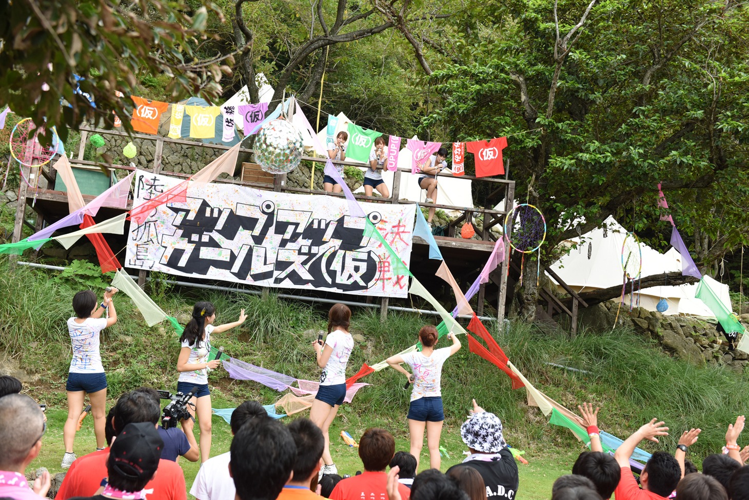 アップアップガールズ（仮）によるライブの様子。