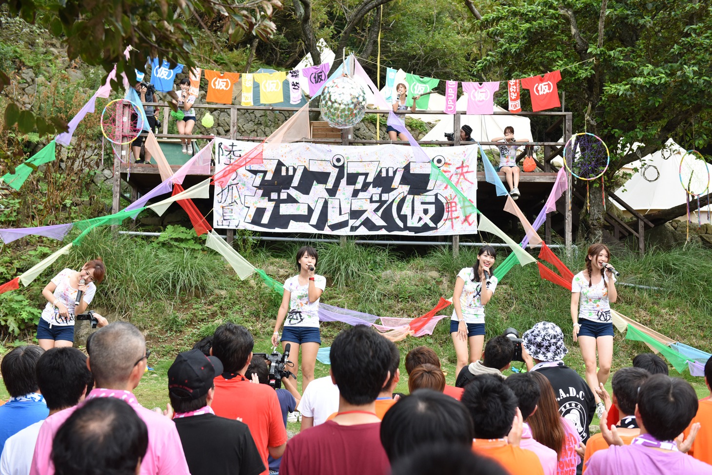 アップアップガールズ（仮）によるライブの様子。