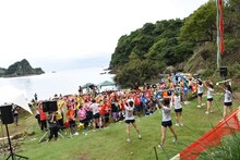 アップアップガールズ（仮）によるライブの様子。