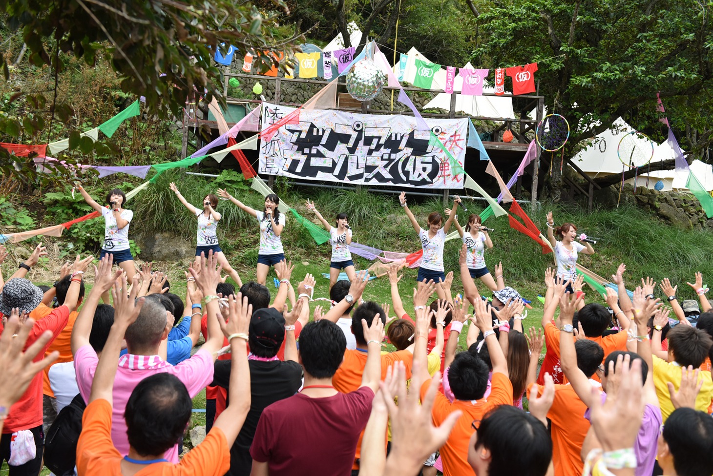 アップアップガールズ（仮）によるライブの様子。
