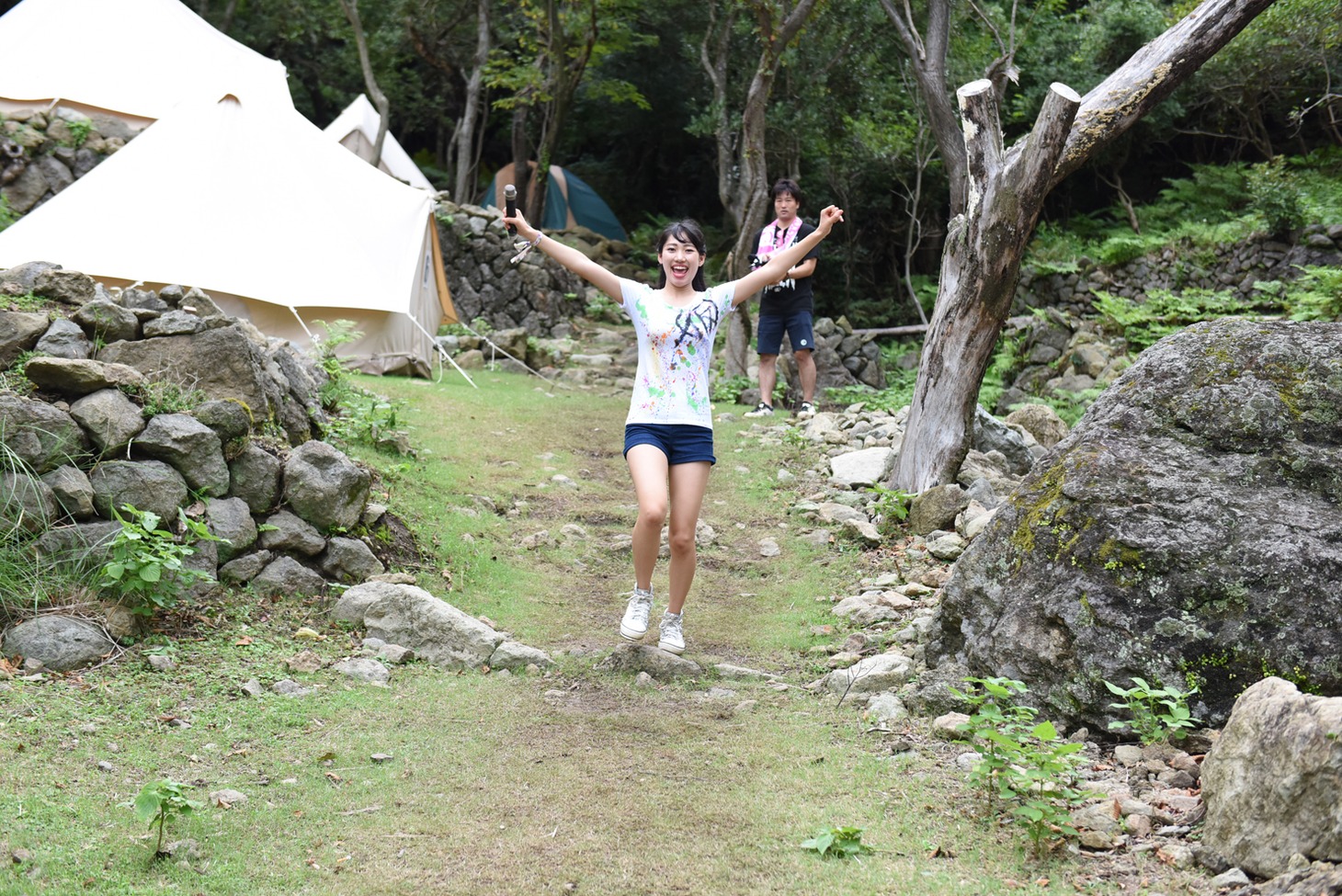 突然山へ駆け上り1人でライブを行う佐保明梨。