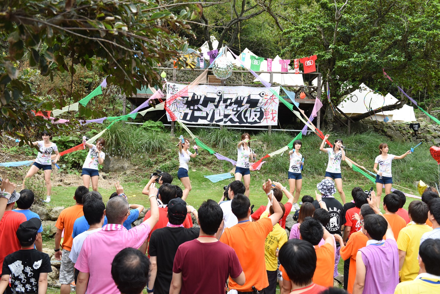 アップアップガールズ（仮）によるライブの様子。
