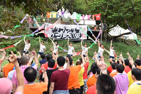 アップアップガールズ（仮）によるライブの様子。