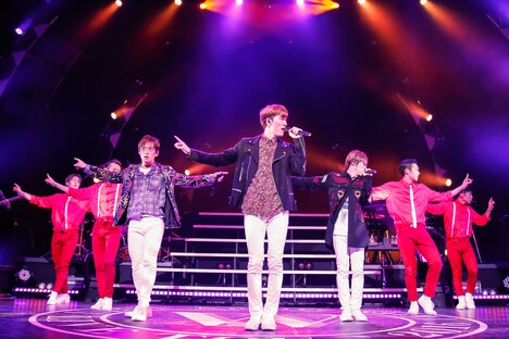 w-inds.「w-inds. 15th Anniversary LIVE TOUR 2016 "Forever Memories”」最終公演の様子。（提供：ポニーキャニオン）