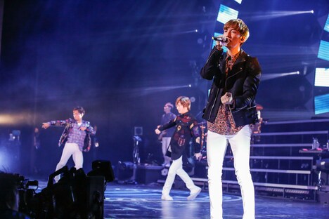 w-inds.「w-inds. 15th Anniversary LIVE TOUR 2016 "Forever Memories”」最終公演の様子。（提供：ポニーキャニオン）