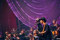 QURULI featuring Flip Philipp and Ambassade Orchester「NOW AND 弦」公演の様子。（Photo by Takeshi Shinto）
