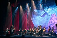 QURULI featuring Flip Philipp and Ambassade Orchester「NOW AND 弦」公演の様子。（Photo by Takeshi Shinto）