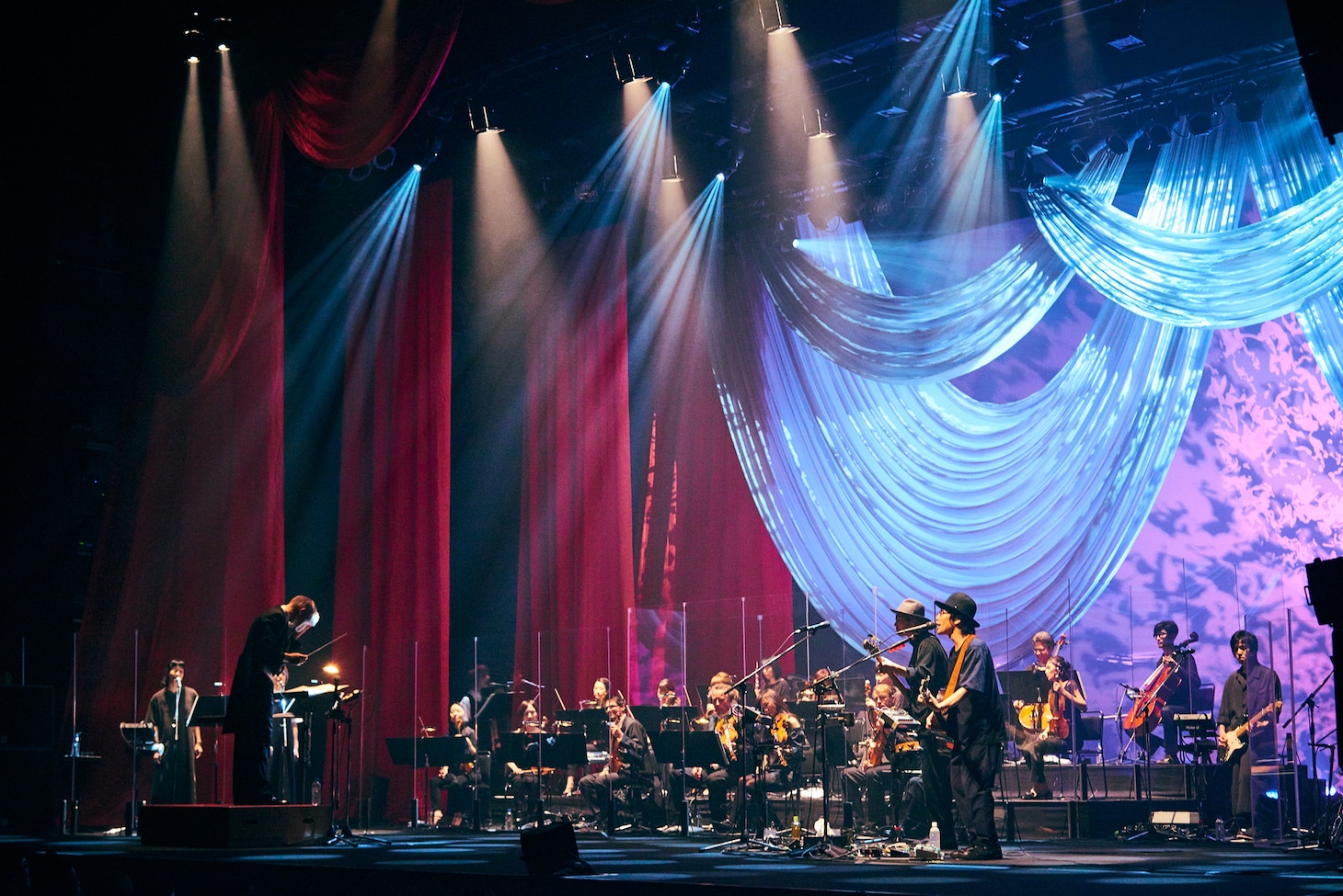 QURULI featuring Flip Philipp and Ambassade Orchester「NOW AND 弦」公演の様子。（Photo by Takeshi Shinto）