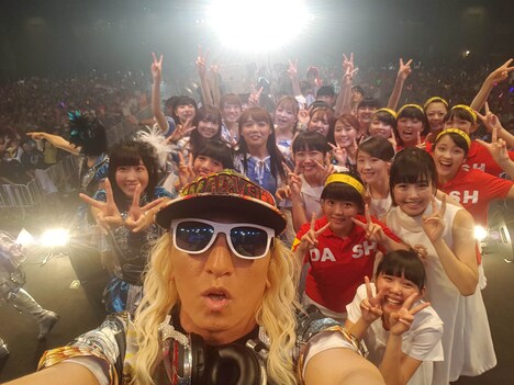 DJ KOOによるステージ上でのセルフィー。