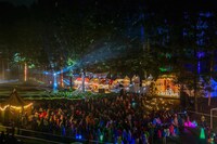 キャンドルが灯されたSTAGE here。  （c）New Acoustic Camp