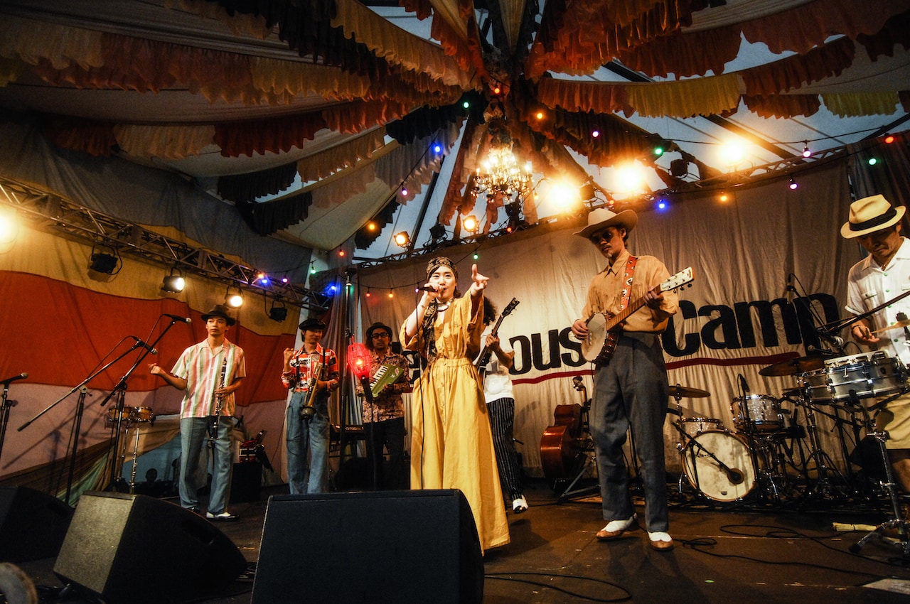 大雨でも笑顔！OAU、エゴら熱演の「New Acoustic Camp」