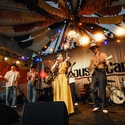 大雨でも笑顔!OAU、エゴら熱演の「New Acoustic Camp」