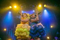 左から伊藤千由李、咲良菜緒。（撮影：中嶋史治）