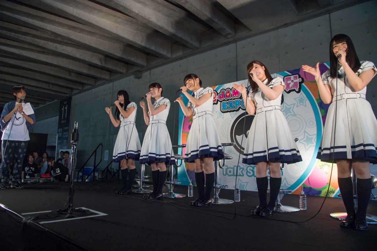 欅坂46のトークショーの様子。