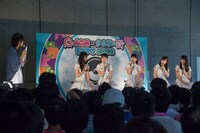 欅坂46のトークショーの様子。