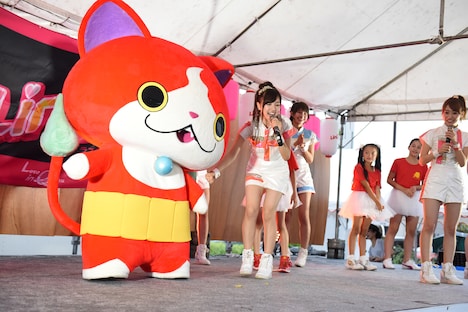 ジバニャンを紹介する高木悠未。