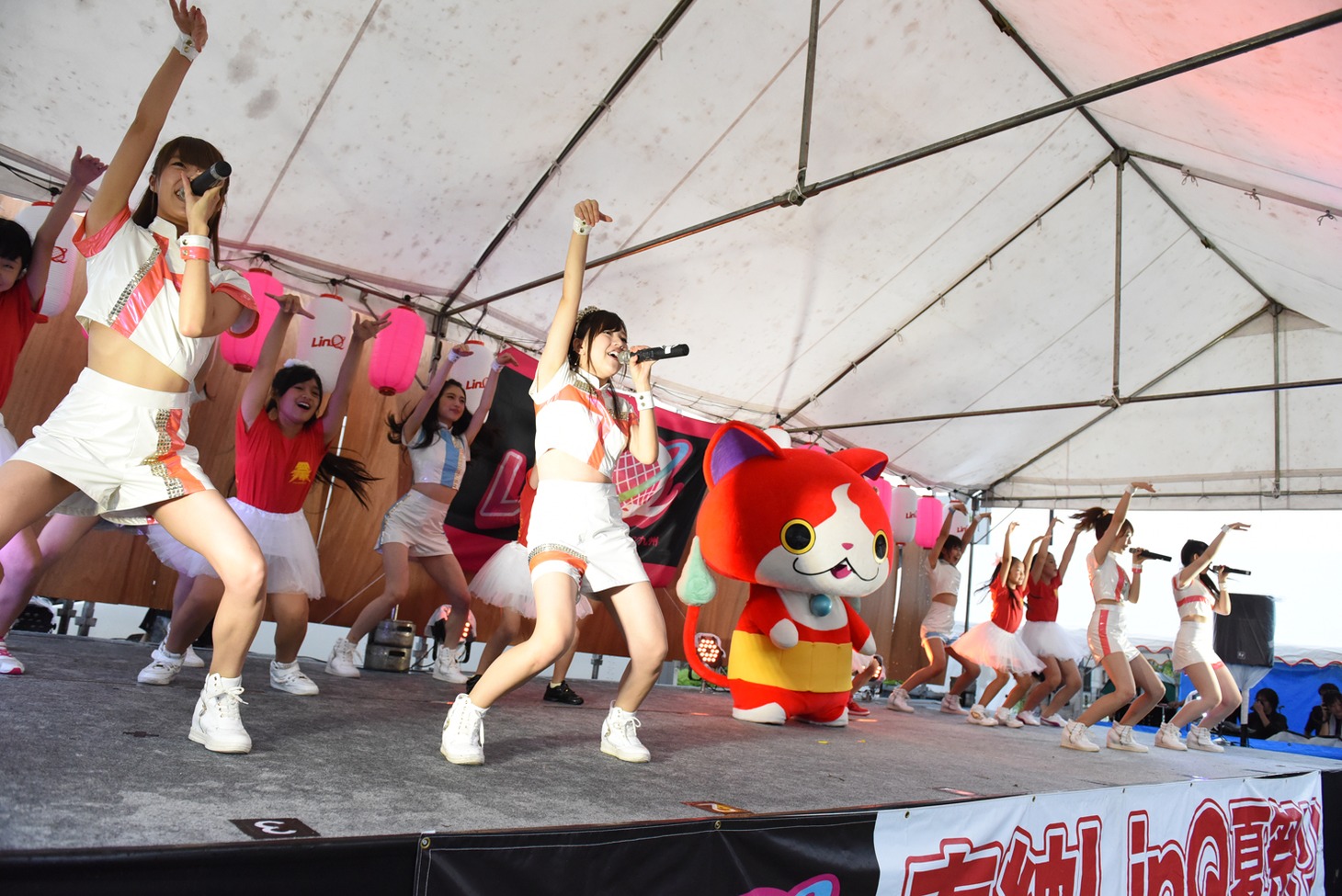 ジバニャンと共にパフォーマンスを行うLinQ。