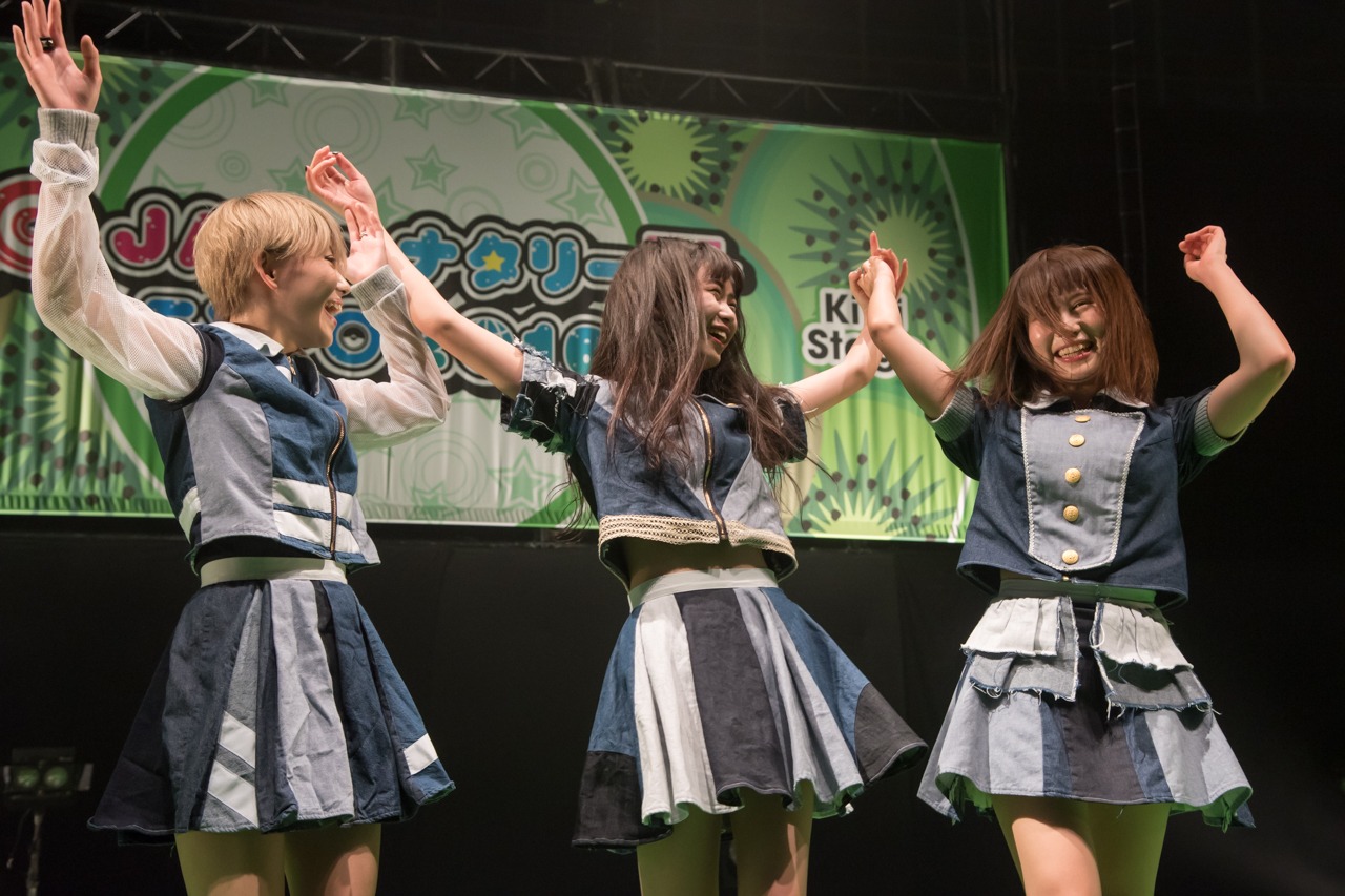 「@JAM×ナタリー EXPO 2016」でのプティパ-petit pas!-ラストライブの様子。写真中央が真中のぞみ。