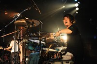 山田淳（Dr）（Photo by MASANORI FUJIKAWA）