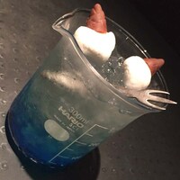 高野麻里佳がネーミングしたカクテル「青耳の穴かっぽ汁」。