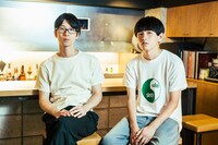 左から北里彰久（Alfred Beach Sandal）、川辺素（ミツメ）。