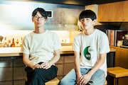 左から北里彰久(Alfred Beach Sandal)、川辺素(ミツメ)。