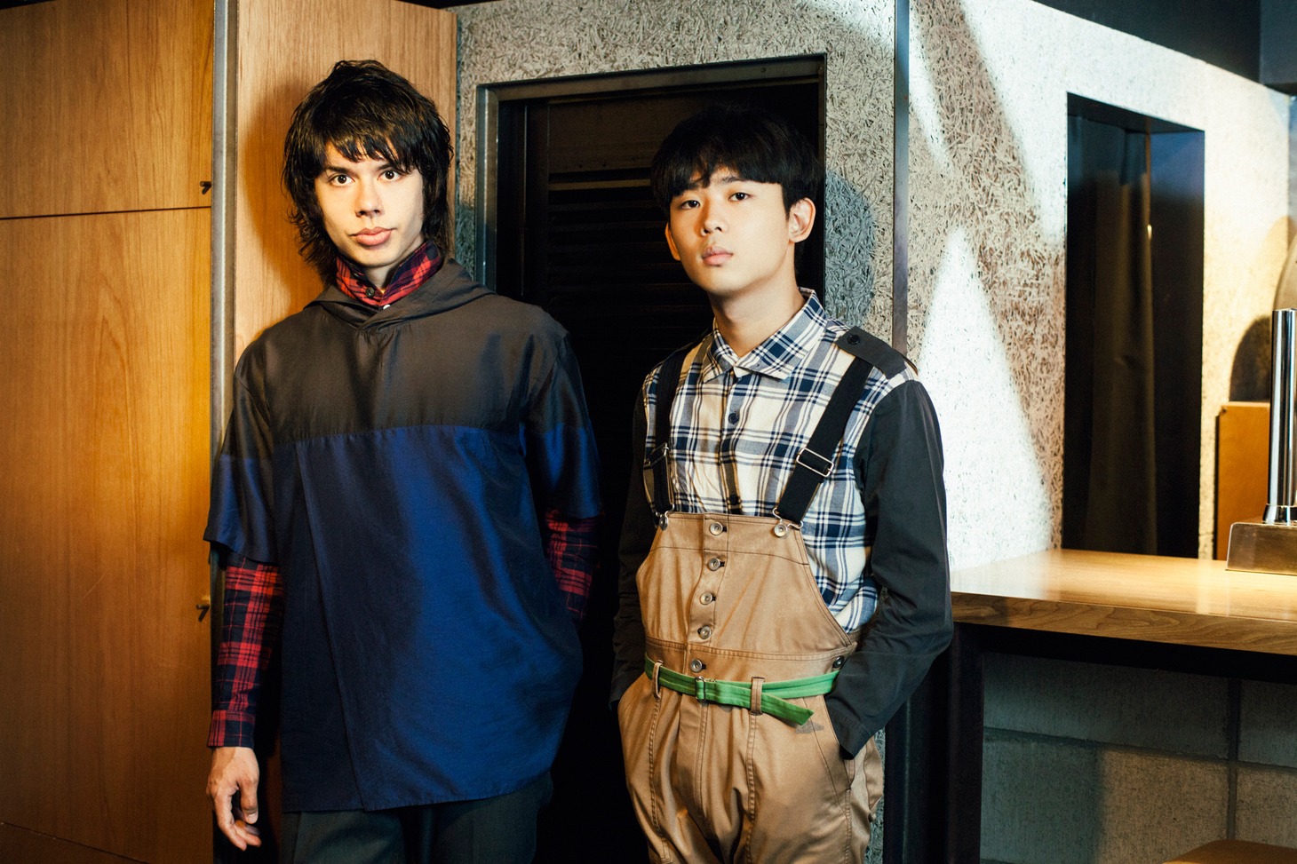左からオカモトショウ（OKAMOTO'S）、オカモトレイジ（OKAMOTO'S）。
