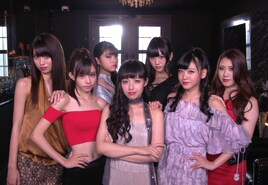ピンク・ベイビーズEXがセクシーに歌い踊る「狙いうち」MV