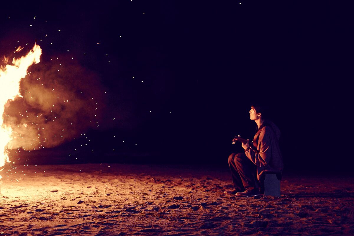 Capeson 燃え盛る炎で 決別 表現したアルバムリード曲mv 音楽ナタリー