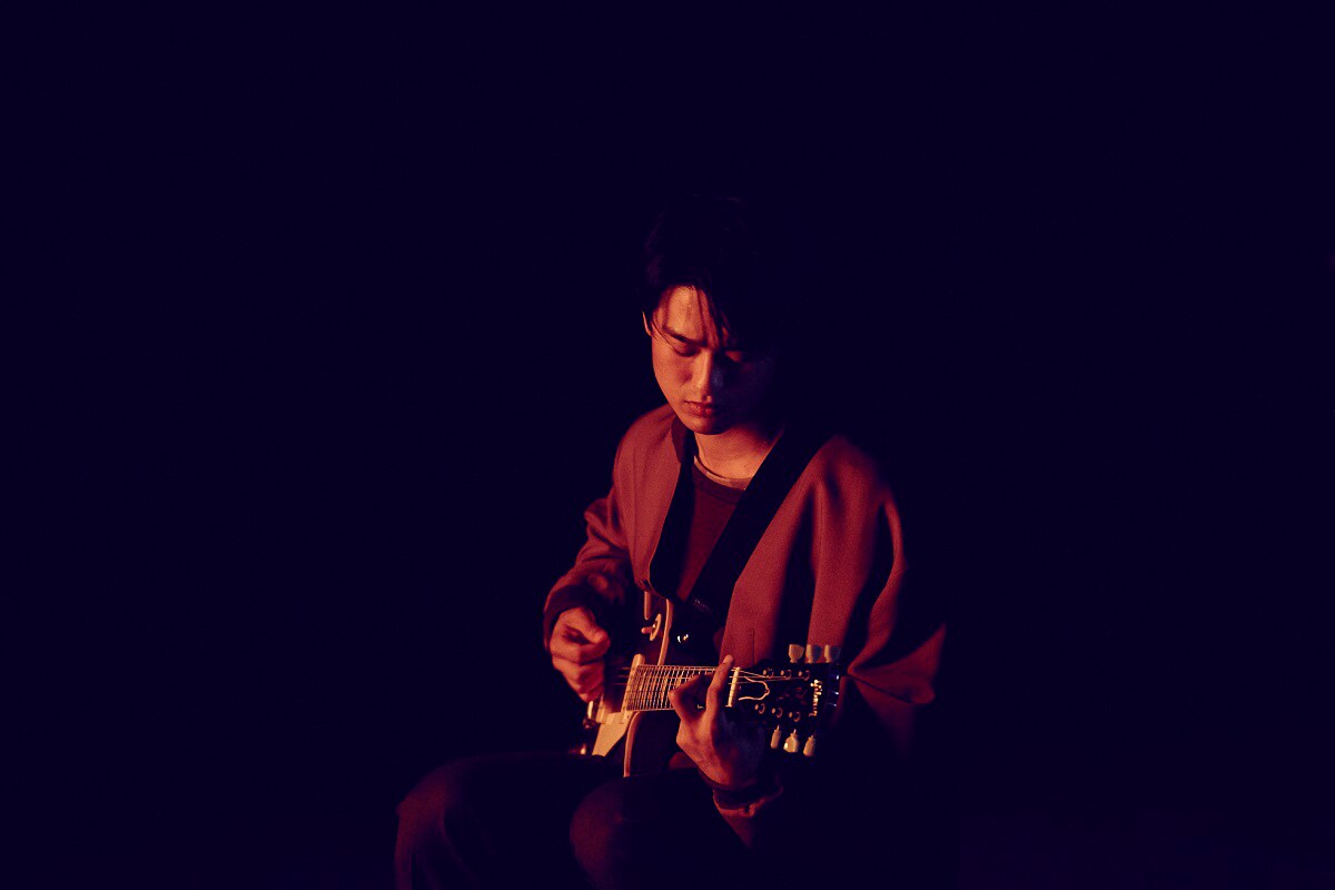 「Believe My Eyes」ミュージックビデオのワンシーン。