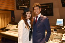 左からJUJU、沢村一樹。