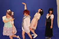 ゆるめるモ！「はみだしパラダイス」ミュージックビデオ撮影時の様子。