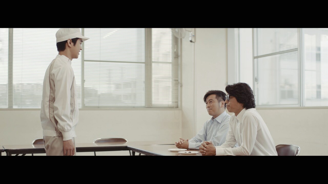 ゴスペラーズと森永製菓「小枝」のコラボWebムービーのワンシーン。