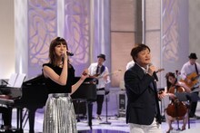 左から西内まりや、堀内孝雄。 (c)フジテレビ