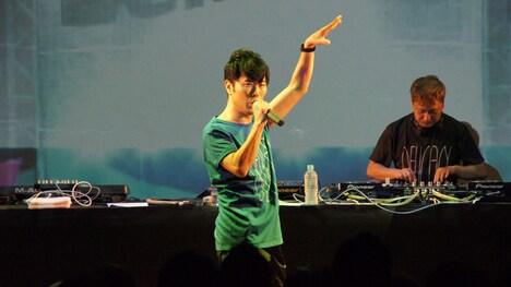 左から藤井隆、ミッツィー申し訳 a.k.a DJ Michelle Sorry。