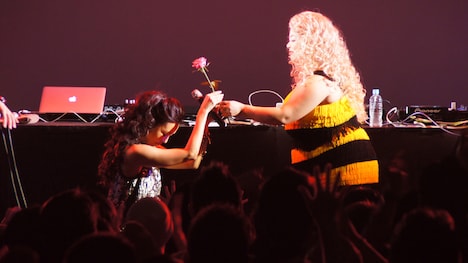 渡辺直美から花を受け取る早見優。