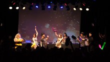 DJに挑戦する早見優と、踊る出演者たち。