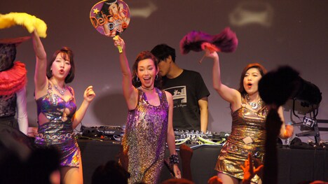 ファン特製のうちわを掲げる早見優と、ジュリ扇を手にするベッド・イン。