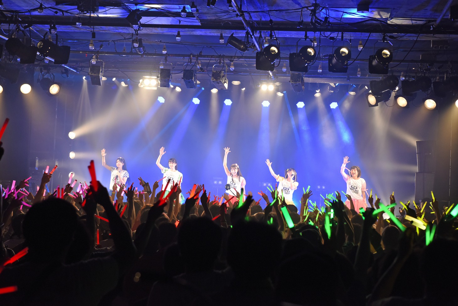 神宿の2周年記念ライブ「神が宿る場所～2周年！夢の扉をこじ開けるまで～」の様子。